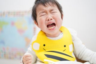 「泣かんとごっくんし」保育士の暴言！職場の心の健康とは？