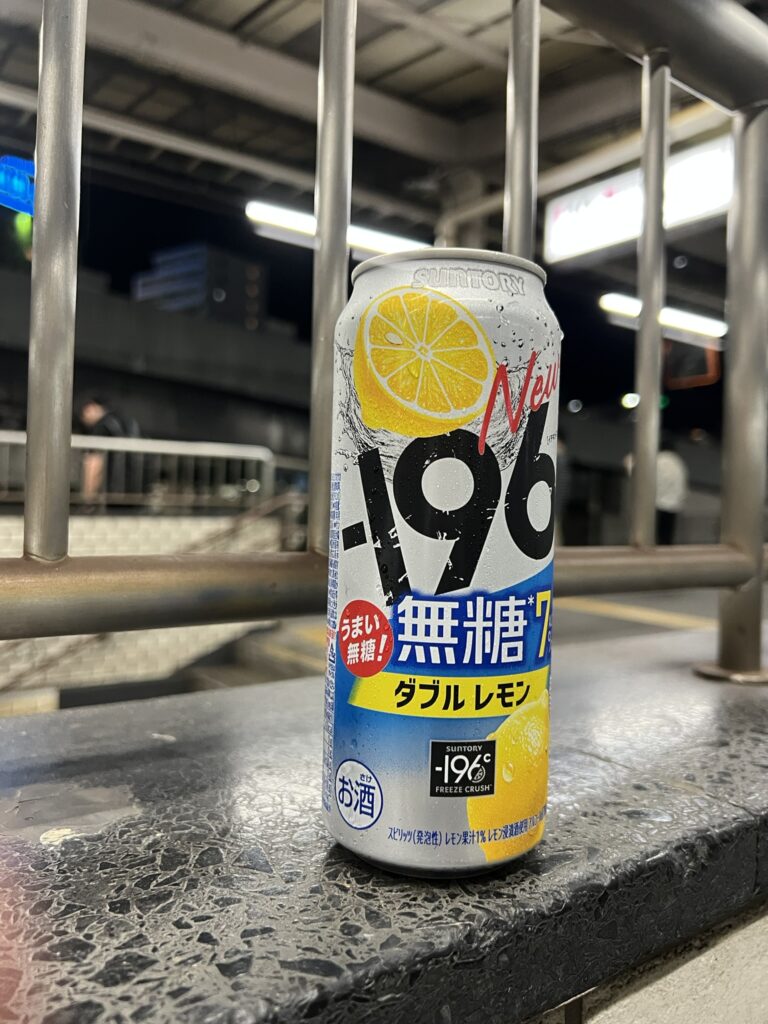 ローカル線の最終電車とホームでのひととき