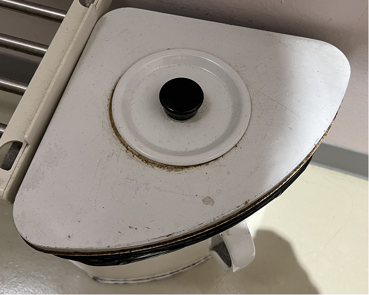 久しぶりに見た「汚物入れ」から考える、職場環境のこと